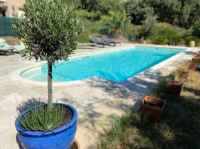 Villa proche de St Tropez avec piscine et grand jardin au calme